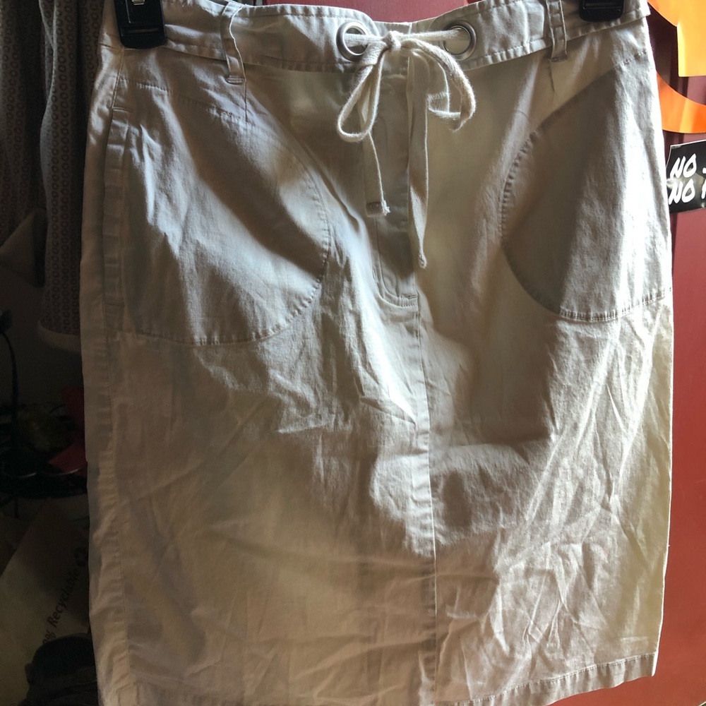 Khaki colored skirt with pockets